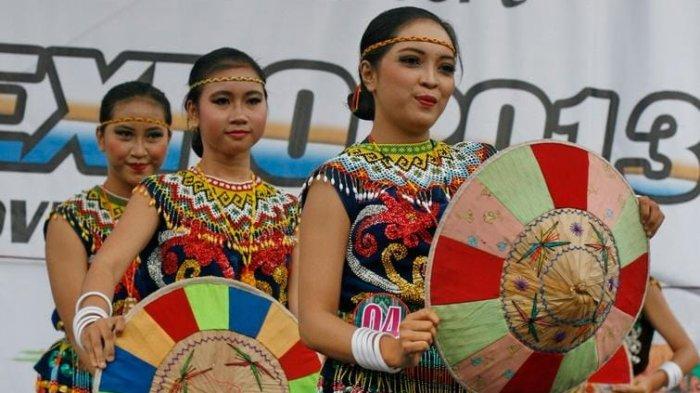 Ilustrasi penari dalam tari kreasi daerah pedalaman Festival Mahakam 2013 di panggung hiburan, jalan Anggi Kecamatan Sungai Kunjang, Samarinda.