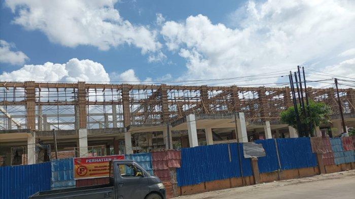 Situasi saat proses pembangunan proyek Pasar Baqa yang terletak di Jalan Sultan Hasanuddin, Kelurahan Baqa, Kecamatan Samarinda Seberang, Kota Samarinda, Provinsi Kalimantan Timur pada Selasa (26/7/2022) siang.