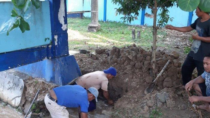 Perumda PDAM Samarinda Tirta Kencana, di Pos Wilayah 1 telah mendeteksi adanya kebocoran pipa DN 250 milimeter, di Jl. Limau, Samarinda, Provinsi Kalimantan Timur yang mengakibatkan gangguan distribusi air tersebut, Jumat (27/9/2019).