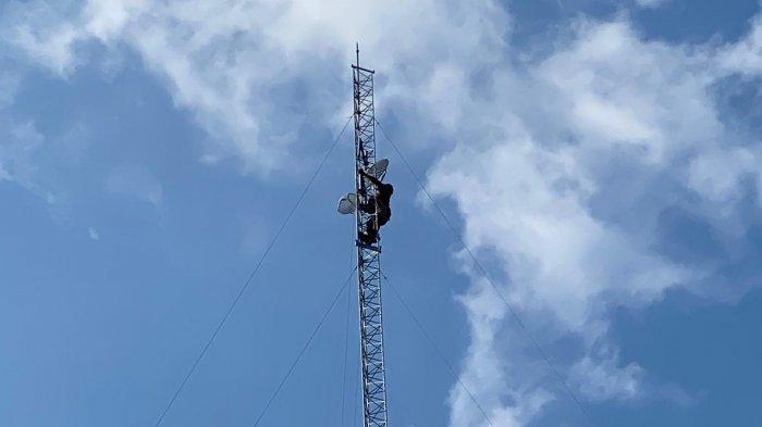 Ilustrasi pekerja melakukan pemasangan tower penangkap jaringan internet