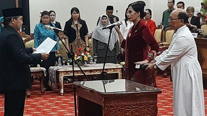 ANITA THERESIA DILANTIK - Proses pengambilan sumpah dan janji jabatan oleh Anita Theresia, yang dilakukan oleh Ketua DPRD Kubar Rodwai, di gedung DPRD Kubar, Rabu (11/12/2019).