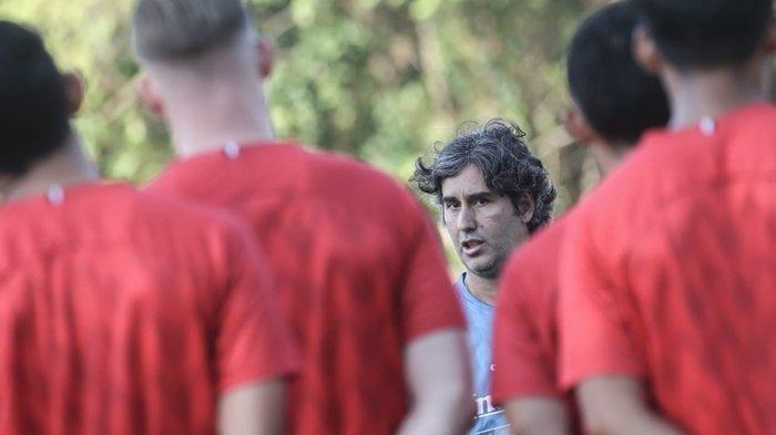Pelatih Bali United, Stefano Cugurra Teco.
