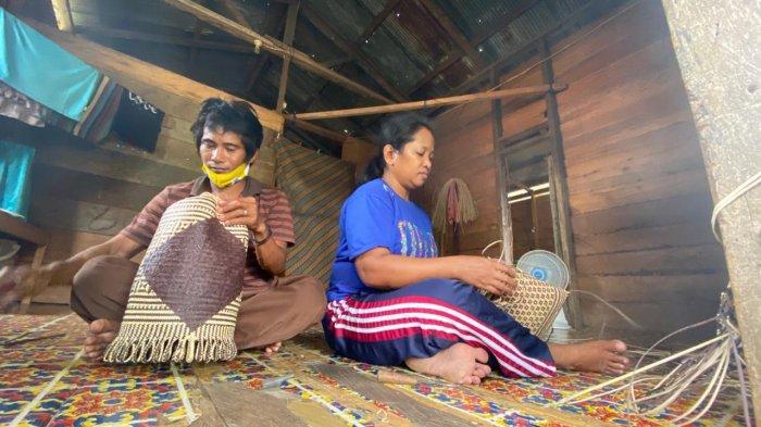 Salah seorang pengrajin tas rotan khas suku Dayak.