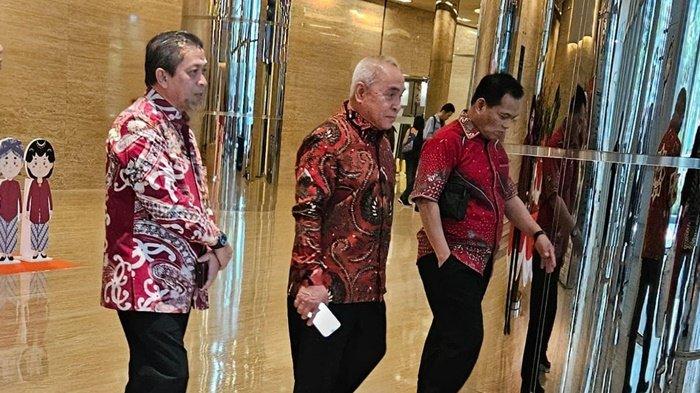Pasangan calon (paslon) petahana Isran Noor–Hadi Mulyadi dengan mengenakan baju batik merah dan didampingi salah seorang tim pemenangannya saat menuju Kantor DPP PDIP di Jalan Diponegoro Nomor 58, Menteng, Jakarta, untuk menerima SK rekomendasi dari DPP PDIP.