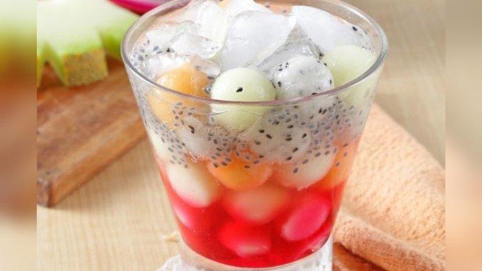 Pastikan tidak lupa menghadirkan resep es melon sirop merah untuk menghilangkan dahaga ketika cuaca terik.