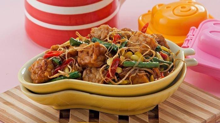 Tak perlu pikir panjang lagi untuk menghadirkan resep oseng tempe kacang panjang sehat dan enak ini untuk menu sahur nanti.