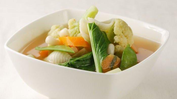 Daripada bingung mau menyajikam apa untuk menu sahur nanti, contek resep sup sayuran dan makaroni enak ini saja.