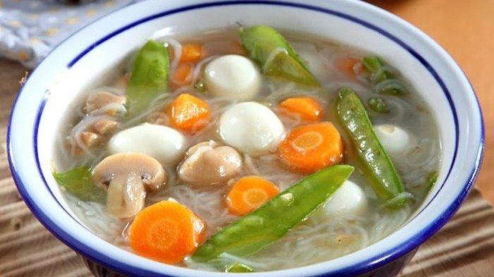 Langsung saja kita hadirkan resep sup telur puyuh enak ini sebagai menu pelengkap menu sahur agar keluarga tak lagi malas untuk makan sayur.
