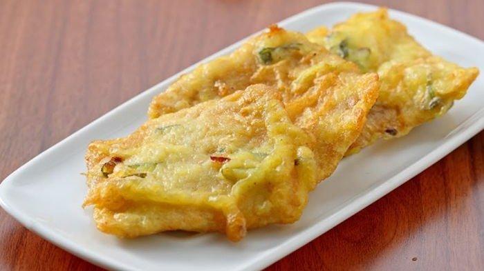 Daripada bingung mau menghadirkan menu sahur apa, sajikan tempe goreng tepung kunyit yang enak banget ini.