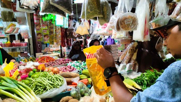 Salah seorang pengunjung Pasar Pagi Samarinda membeli minyak goreng.