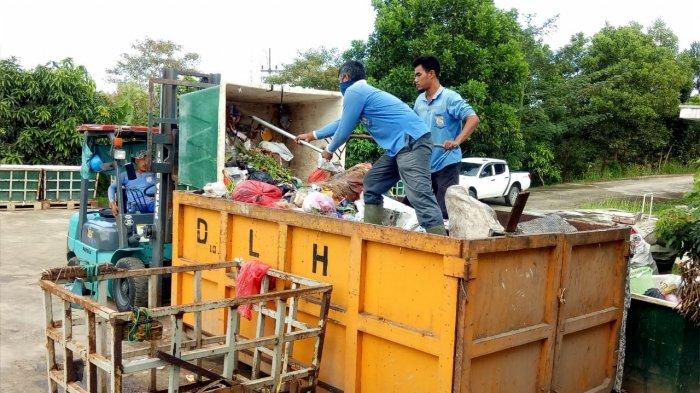 Ilustrasi pekerja sedang menyortir sampah di Tempat Pengolahan Sampah Terpadu (TPST) Kota Hijau.