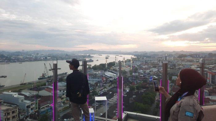 SKY HOUSE-Pengunjung menikmati pemandangan sensasional di Restoran tertinggi Sky House Hotel Mercure Jalan Mulawarman Kota Samarinda, Kalimantan Timur (31/7/2023). Sky House menghadirkan menu lezat full pemandangan sensasional kota Tepian Samarinda. TRIBUNKALTIM.CO/NEVRIANTO HARDI PRASETYO