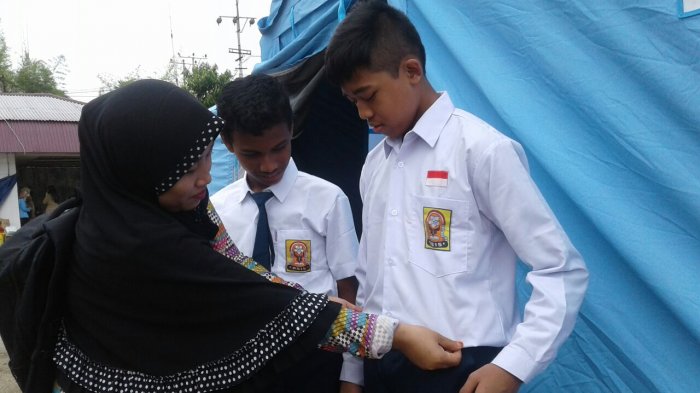 Ilustrasi seragam sekolah baru.