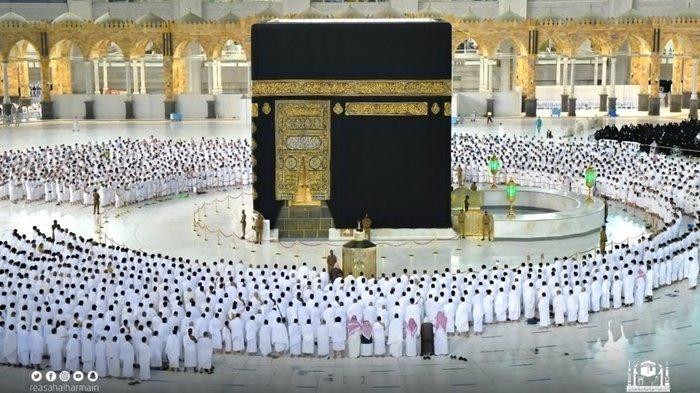 Suasana shalat di Masjidil Haram, Mekkah, Arab Saudi.