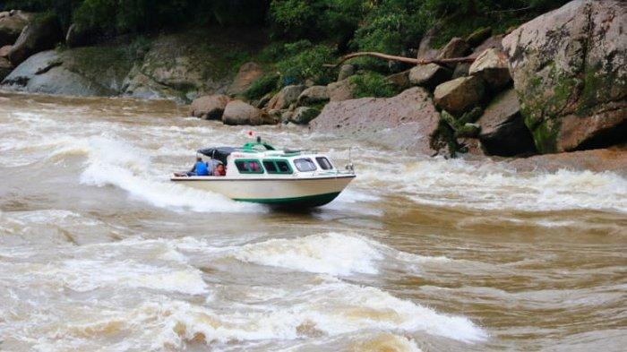 Speedboat menembus arum jeram atau Riam Udang yang garang di Sungai Mahakam, Kecamatan Long Bagun, Kabupaten Mahakam Ulu, Provinsi Kalimantan Timur pada Senin (26/11/2018) siang.