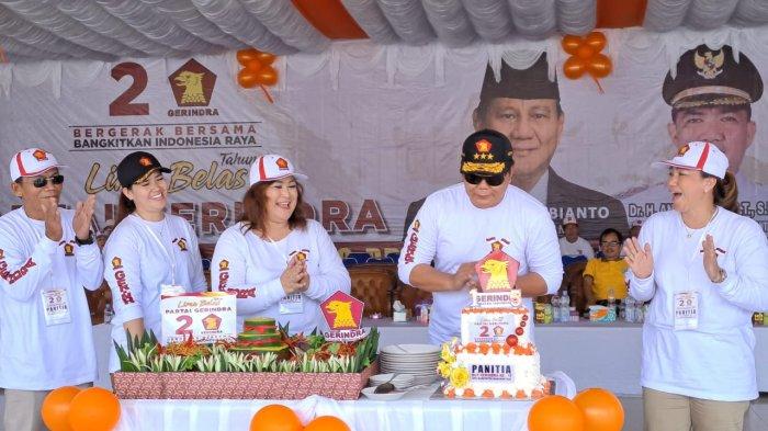 Ketua DPC Gerindra Bonifasius Belawan Geh. Didampingi Sekretaris Gerindra Mahulu Novita Bulan dan para pentolan Gerindra, merayakan HUT ke 15 Gerindra di Alun Tribun Ujoh Bilang, Sabtu (11/2/2023).