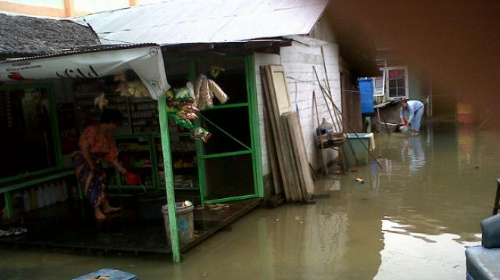 BANJIR DI TENGGARONG - Hujan deras disertai angin yang mengguyur Tenggarong, Kukar, Kalimantan Timur pada Selasa (2/12/2014). Tenggarong selalu menjadi langganan banjir, diduga juga mendapat kiriman air dari wilayah hulu.