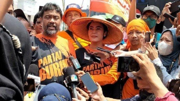Tolak kenaikan harga BBM, Presiden Partai Buruh Said Iqbal di depan Gedung DPR, Senayan, Jakarta Pusat, ancam melakukan mogok kerja nasional.