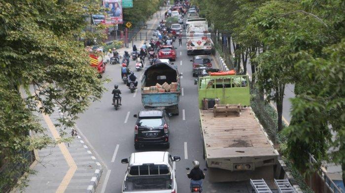 Kepadatan lalu lintas di Jalan Juanda yang diclaim warga karena banyaknya truk tronton dan kontainer yang melintas, Senin (20/3/2023).