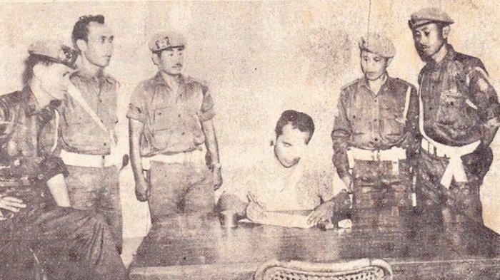 Letkol Untung Syamsuri (duduk) sebelum dieksekusi mati karena pimpin G30S PKI 1965.