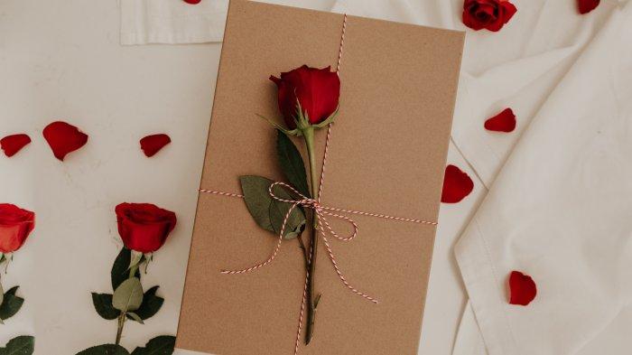 KADO VALENTINE. 5 Rekomendasi Kado Valentine yang Cocok untuk Pasangan.