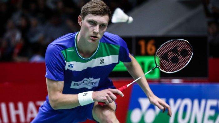 Pebulu tangkis tunggal putra Denmark, Viktor Axelsen melawan wakil Indonesia, Shesar Hiren Rhustavito saat pertandingan babak kedua Indonesia Masters 2020 di Istora Senayan, Jakarta, Kamis (16/1/2020). Shesar Hiren Rhustavito kalah 17-21, 14-21.(KOMPAS.com/GARRY LOTULUNG)