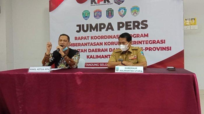 Wakil Ketua KPK Nurul Ghufron bersama Gubernur Kaltara Zainal Paliwang saat menyampaikan konferensi pers Rakor Program Pemberantasan Korupsi Terintegrasi Pemda se-Kaltara dan Pemprov Kaltara di Gedung Gadis, Tanjung Selor, Senin (25/10/2021).TRIBUNKALTIM.CO/MAULANA ILHAM FAWDI