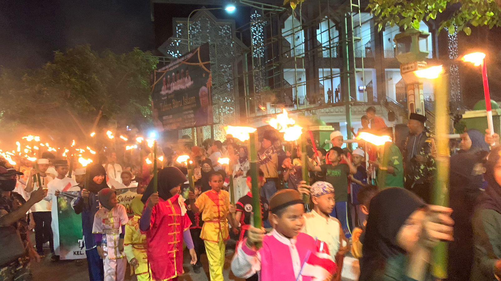Suasana Pawai 1000 Obor menyambut Tahun Baru Islam 1 Muharram di Jalan Jenderal Sudirman, Klandasan, Kota Balikpapan, Kalimantan Timur. TRIBUNKALTIM.CO/ARY NINDITA