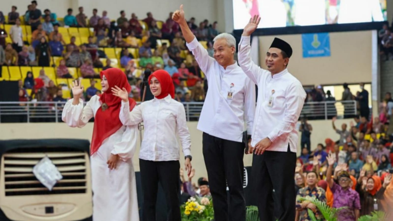 Ganjar Pranowo dan Taj Yasin Maimoen serta turut mendampingi pula istri Ganjar yakni Siti Atikoh Supriyanti dan istri Taj Yasin yakni Nawal Nur Arafah. Pada momen perpisahan dan undur diri, keempatnya tak kuasa menahan haru saat menyalami masyarakat.