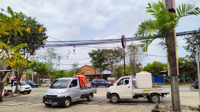 Beberapa mobil penyedia jasa air tandon milik swasta. Nasib warga Balikpapan saat krisis air, antrean air tanki PDAM capai 696 pelanggan hingga harga air tandon swasta melonjak. Sampai kapan?