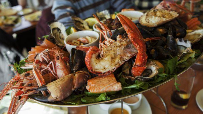 SEAFOOD - Berikut ialah 7 rekomendasi tempat bukber di Balikpapan dengan menu andalan seafood legendaris yang wajib dikunjungi ketika berada di Balikpapan.