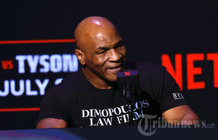 Mantan petinju AS Mike Tyson berbicara pada konferensi pers di Teater Apollo di New York, pada 13 Mei 2024. - Pertarungan mantan juara tinju kelas berat Mike Tyson pada 20 Juli melawan sensasi YouTube Jake Paul di Dallas akan menjadi pertarungan profesional kelas berat yang disetujui, petarung dan promotor mengumumkan pada tanggal 29 April. Pertarungan akan berlangsung selama delapan ronde berdurasi dua menit dan hasilnya akan bergantung pada rekor Paul dan Tyson, yang kalah dalam pertarungan resmi terakhirnya pada tahun 2005.