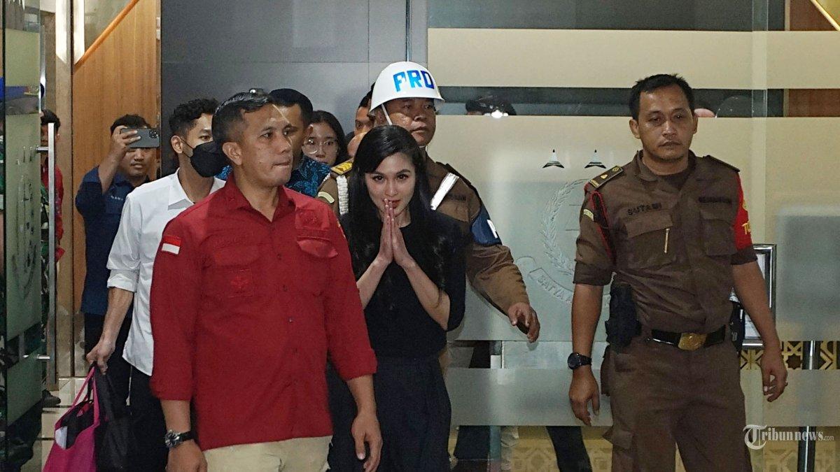 Selebritis Sandra Dewi usai menjalani pemeriksaan di Gedung Kejaksaan Agung, Jakarta, Rabu (15/5/2024). Kajaksaan Agung RI kembali memeriksa Sandra Dewi sebagai saksi untuk kasus dugaan korupsi tata niaga timah di wilayah izin usaha pertambangan (IUP) PT Timah tahun 2015-2022. Pemeriksaan kedua dilakukan penyidik untuk mendalami perihal kepemilikan aset dari istri tersangka Harvey Moeis tersebut.