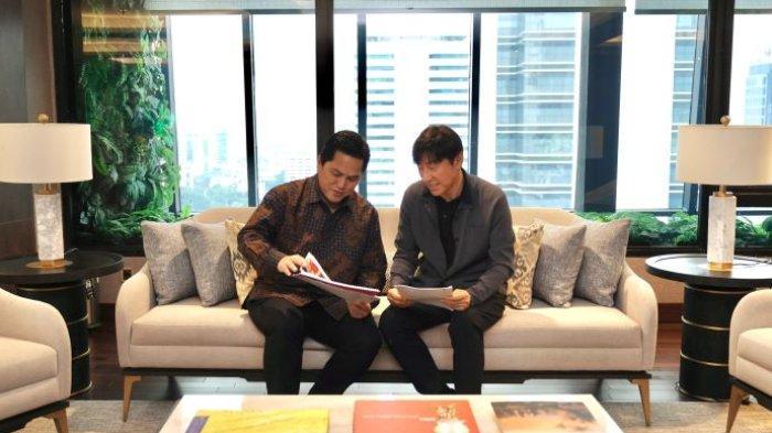 Pelatih Timnas Indonesia, Shin Tae-yong hari ini menemui Ketua Umum PSSI, Erick THohir, Rabu (13/3/2024).
