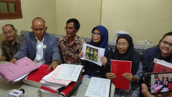 Para kuasa hukum tersangka kasus Vina dan Eki di Kota Cirebon saat gelar konferensi pers di sebuah kantor advokat di Jalan Raya Kalitanjung, Kota Cirebon.