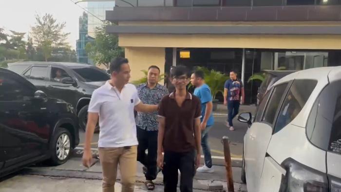 Adi Pradita pelaku teror selama 10 tahun pada Nimas tebar senyum pada awak media saat ditangkap Polda Jawa Timur