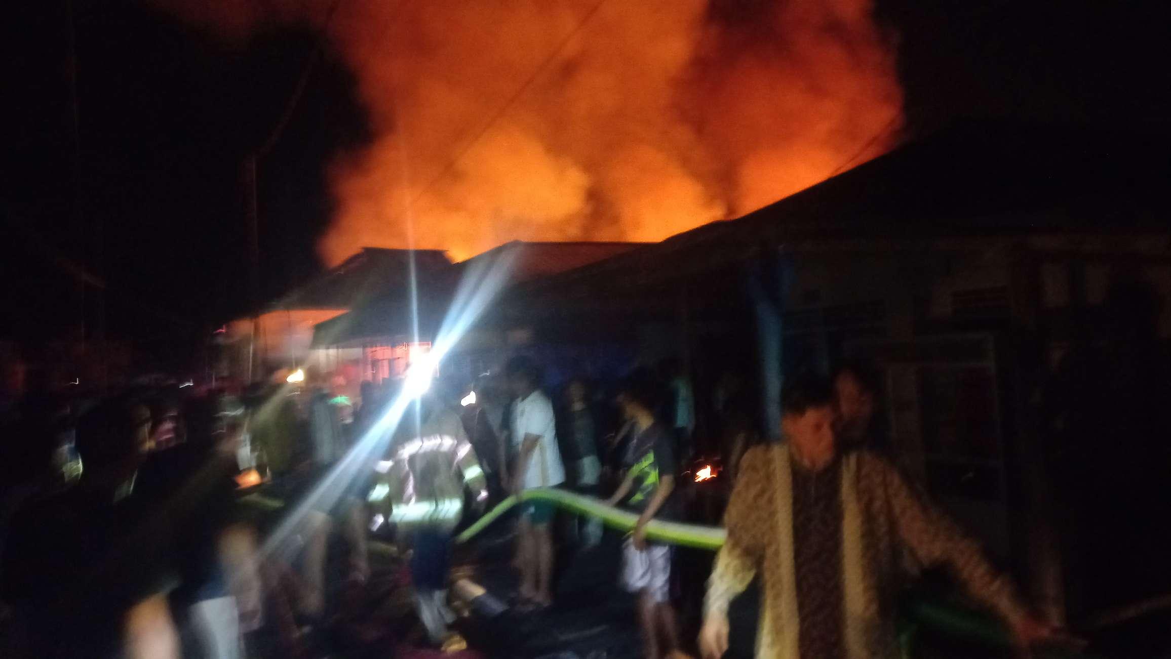 Kebakaran besar melanda pemukiman warga di RT 06 Kampung Wisata Bontang Kuala, Bontang Utara, Kota Bontang, Provinsi Kalimantan Timur pada Jumat (24/5/2024) malam.