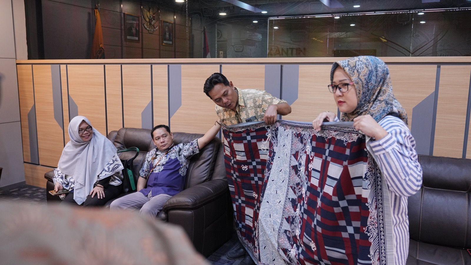 BATIK KHAS SAMARINDA - Motif Batik Spirit of Mahakam, ide dari Wali Kota Samarinda Andi Harun. Tentu saja Andi Harun berharap keberadaan Batik Spirit of Mahakam dapat memperkenalkan keunikan dan kekayaan budaya Samarinda kepada masyarakat luas.