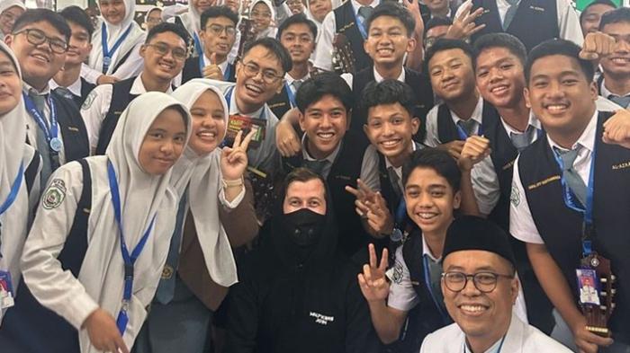 Alan Walker dan siswa-siswi SMA Al-Azhar Medan berfoto bersama.