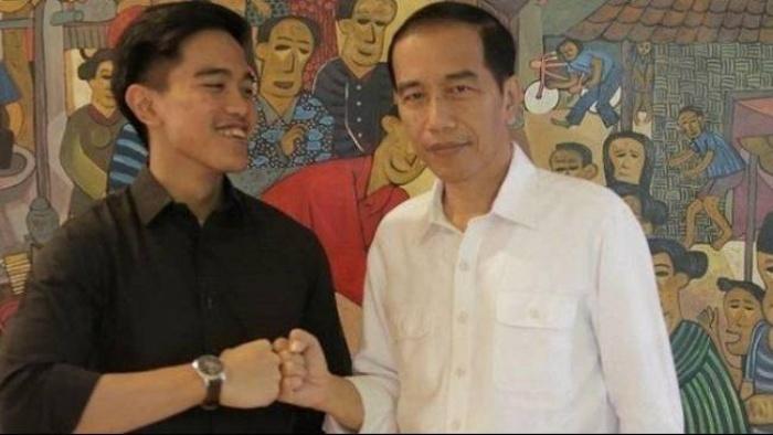 Kaesang bersama ayahnya, Jokowi. Putusan MA terbaru dinilai punya modus sama dengan putusan MK.
