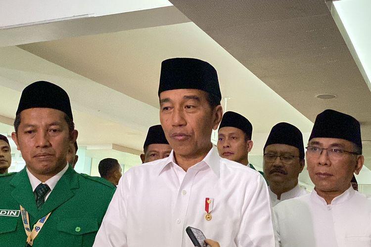 Jokowi menandatangani PP Nomor 25 Tahun 2024 yang mengatur ormas boleh kelola lahan tambang.