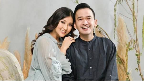 Presenter Ruben Onsu mengatakan istrinya, Sarwendah, menderita kista di batang otak.