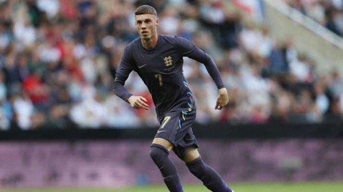 Aksi Cole Palmer (Inggris) saat melawan Bosnia di Stadion St James Park pada laga uji coba, Selasa (4/6) dinihari WIB.