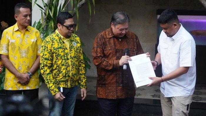 Ketua Umum Golkar Airlangga Hartarto menyerahkan surat rekomendasi pengusungan Calon Gubernur Sumatera Utara 2024 kepada Wali Kota Medan sekaligus menantu Presiden Jokowi, Bobby Nasution, di rumah dinas Menko Bidang Perekenomian, Jalan Widya Chandra 3, Jakarta, Rabu (19/6/2024).