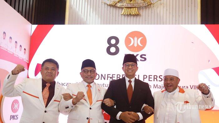 Presiden PKS Ahmad Syaikhu berfoto dengan Anies Baswedan, Wakil Ketua Majelis Syura Muhammad Sohibul Iman, dan Sekjen PKS Habib Aboe Bakar Al-Habsyi saat mendeklarasikan dukungan di Kantor DPP Partai Keadilan Sejahtera (PKS) di kawasan TB Simatupang, Jakarta Selatan, Kamis (23/2/2023). PKS resmi mengusung pasangan Anies Baswedan-Sohibul Iman untuk Pilkada DKI Jakarta 2024.