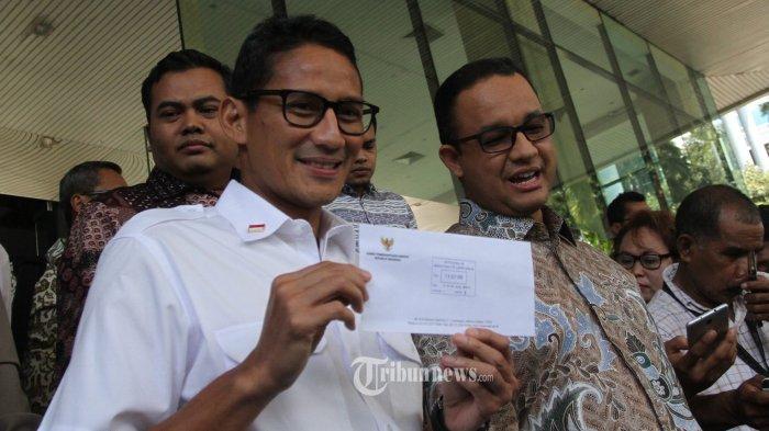 Anies Rasyid Baswedan (baju batik) dan Sandiaga Uno saat maju di Pilkada Jakarta 2024
