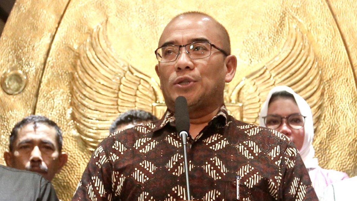 Ketua Komisi Pemilihan Umum (KPU) Hasyim Asy'ari memberikan keterangan kepada wartawan saat konferensi pers pemecatan dirinya sebagai Ketua KPU oleh DKPP di Gedung KPU, Jakarta, Rabu (3/7/2024). Dalam keterangannya, Hasyim Asy'ari hanya mengucapkan terima kasih kepada DKPP yang telah memberhentikan dirinya sebagai Ketua KPU pasca diberhentikannya Hasyim Asy'ari sebagai Ketua KPU oleh DKPP terkait kasus dugaan asusila kepada Anggota PPLN Den Haag.