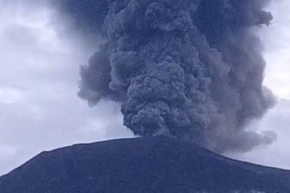 Gunung Marapi yang terletak di Kabupaten Agam dan Kabupaten Tanah Datar, Provinsi Sumatera Barat (Sumbar), dilaporkan kembali meletus pada Rabu (22/1/2025) malam.