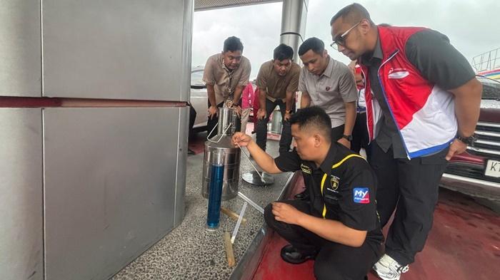 SIDAK BBM - Polresta Balikpapan melalui Unit Tipidter dan Satreskrim saat melakukan pengecekan terhadap kualitas bahan bakar minyak (BBM) di sejumlah stasiun pengisian bahan bakar umum (SPBU) di Balikpapan, Kalimantan Timur, Kamis (3/4/2025). Cek kualitas BBM, Polresta Balikpapan bakal lakukan pemeriksaan seluruh SPBU secara bertahap. (TRIBUNKALTIM.CO/DWI ARDIANTO)