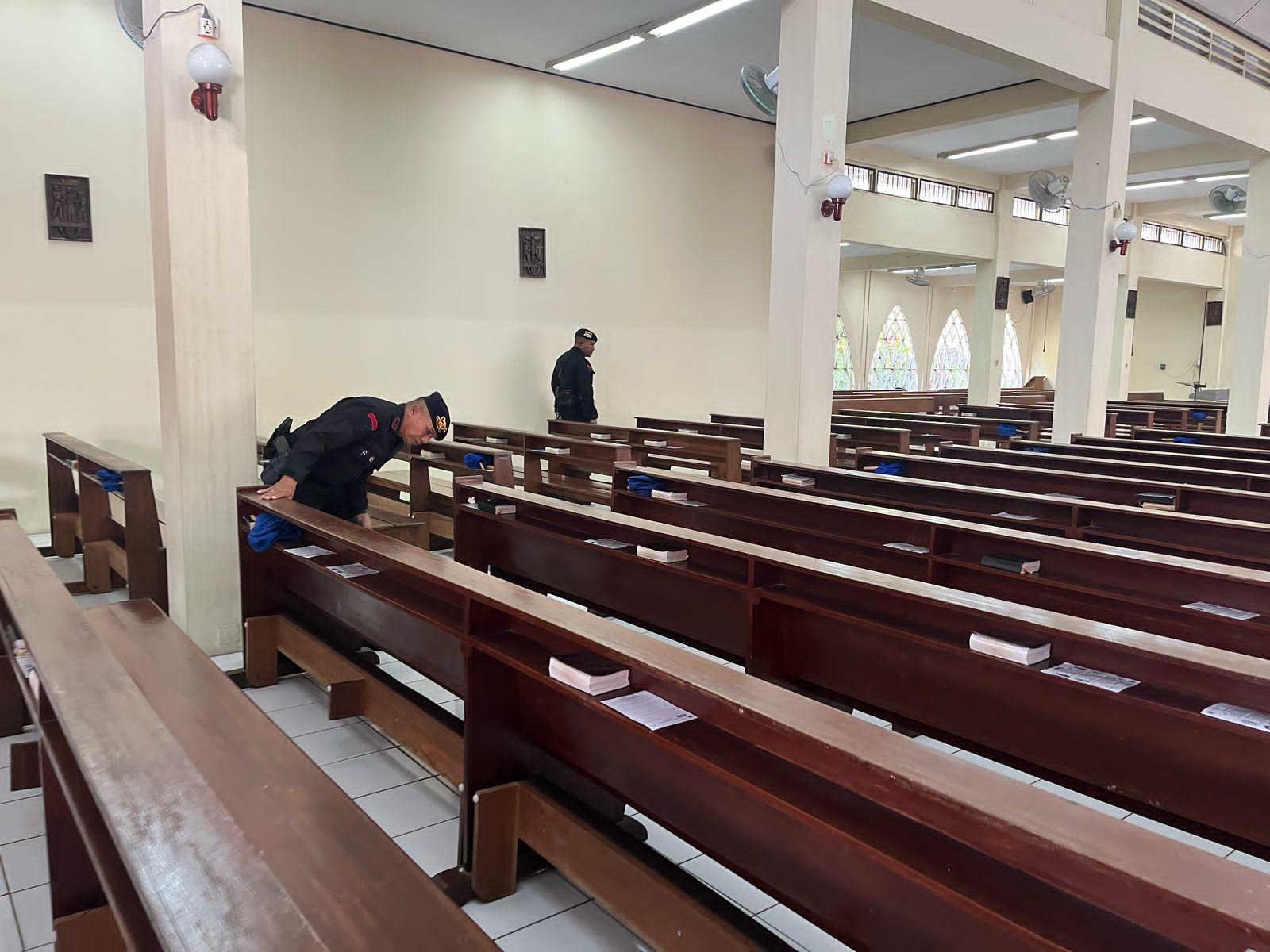 PERAYAAN PASKAH 2025 - Menjelang pelaksanaan ibadah Wafat Isa Almasih dan perayaan Paskah tahun 2025, Satuan Brimob Polda Kalimantan Timur (Kaltim) melalui Detasemen Gegana (Jibom) bergerak cepat melakukan sterilisasi di sejumlah gereja di Kota Balikpapan, Kamis (17/4/2025). (HO/SATBRIMOB POLDA KALTIM)